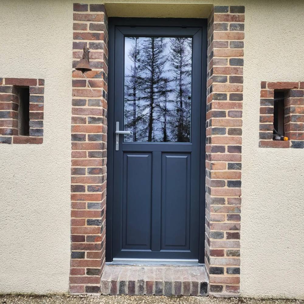 porte noir briques