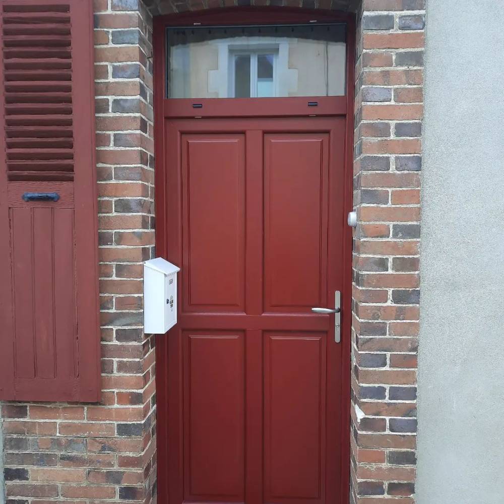 porte rouge brique